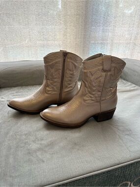 OMG PERFECT CUTE BRUSHED GOLD WESTERN BOOTS COCONUTS BY MATISSE  1.5” HEEL WOW